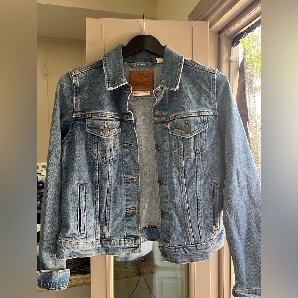 Levi denim jacket like new! Size M